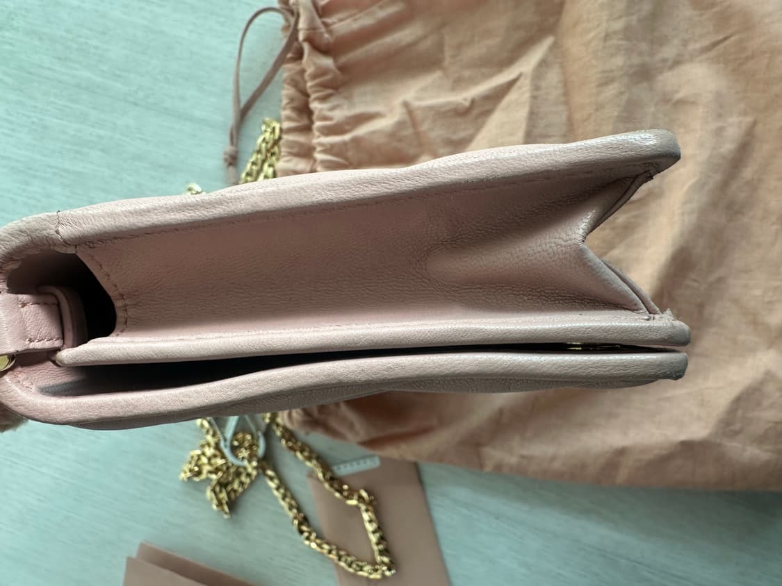 미우미우 마트라쎄 woc체인크로스백핑크 상품이미지4