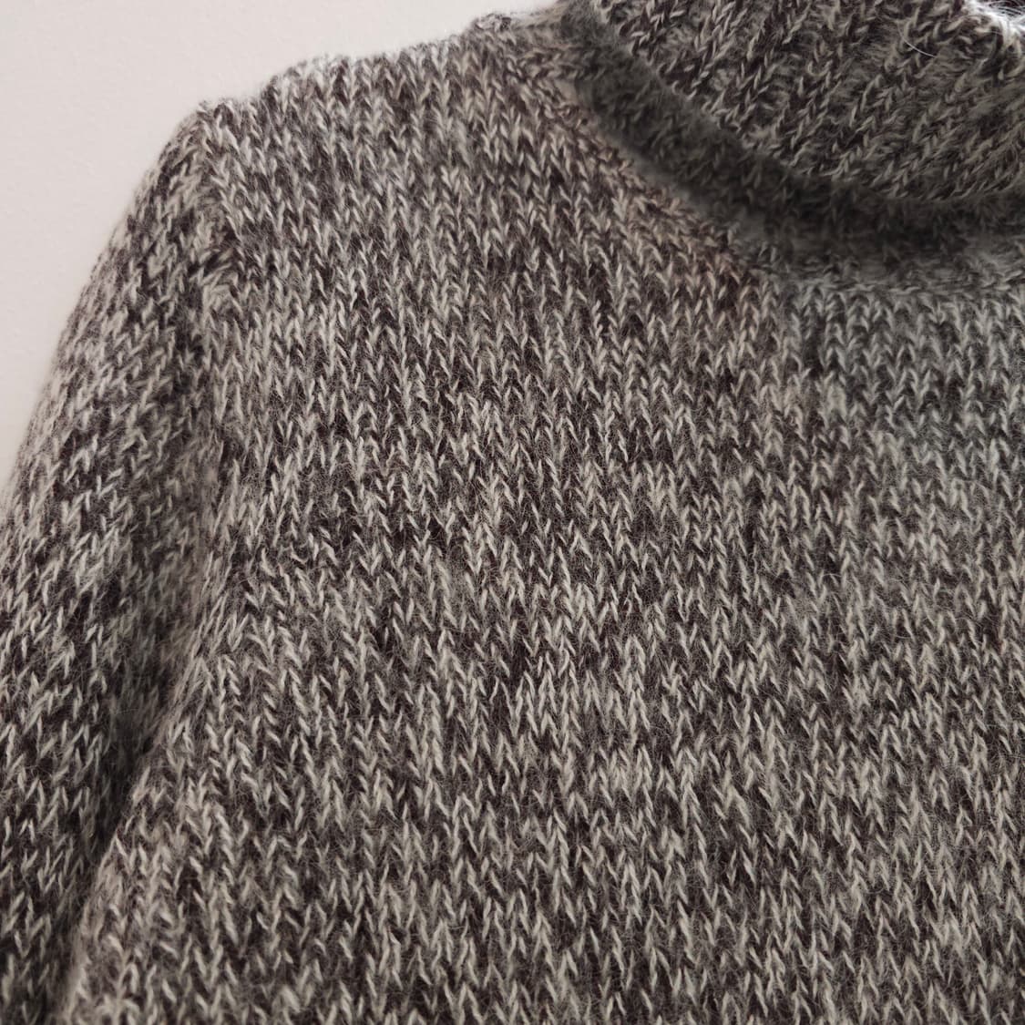 모헤어 브라운 그레이 컬러믹스 터틀넥 니트 상품이미지4