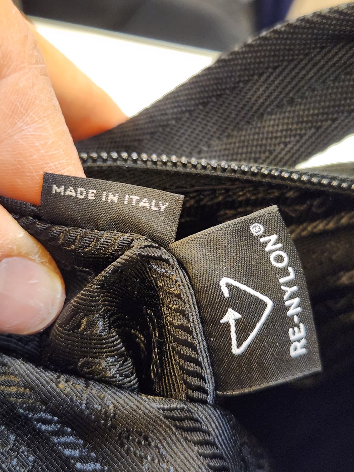 프라다 리에디션 2000 블랙 호보백 상품이미지9