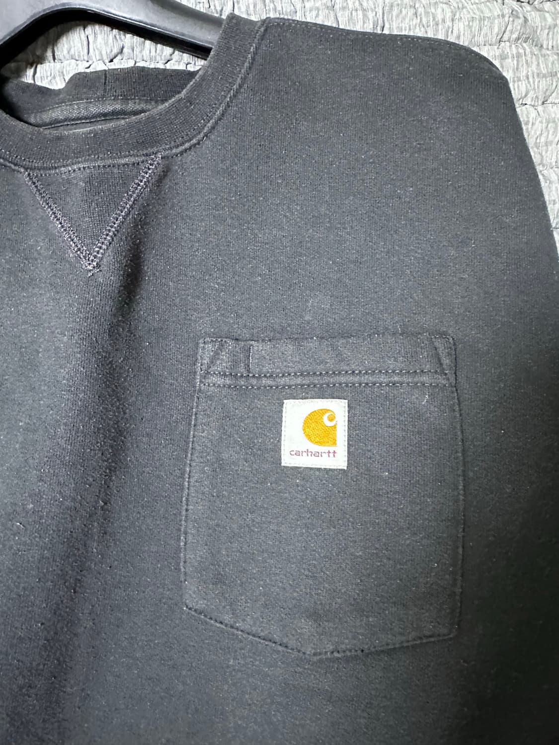 칼하트 포켓 블랙 맨투맨 상품이미지3