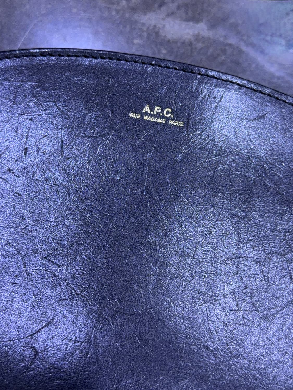 A.P.C 아페쎄 하프문 레더 크로스백 가방 상품이미지4