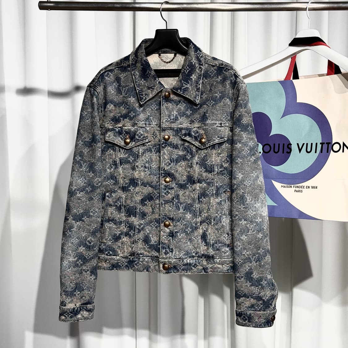 [정품] 25FW 신상 루이비통 테피스트리 모노그램 데님 트러커 재킷 상품이미지1