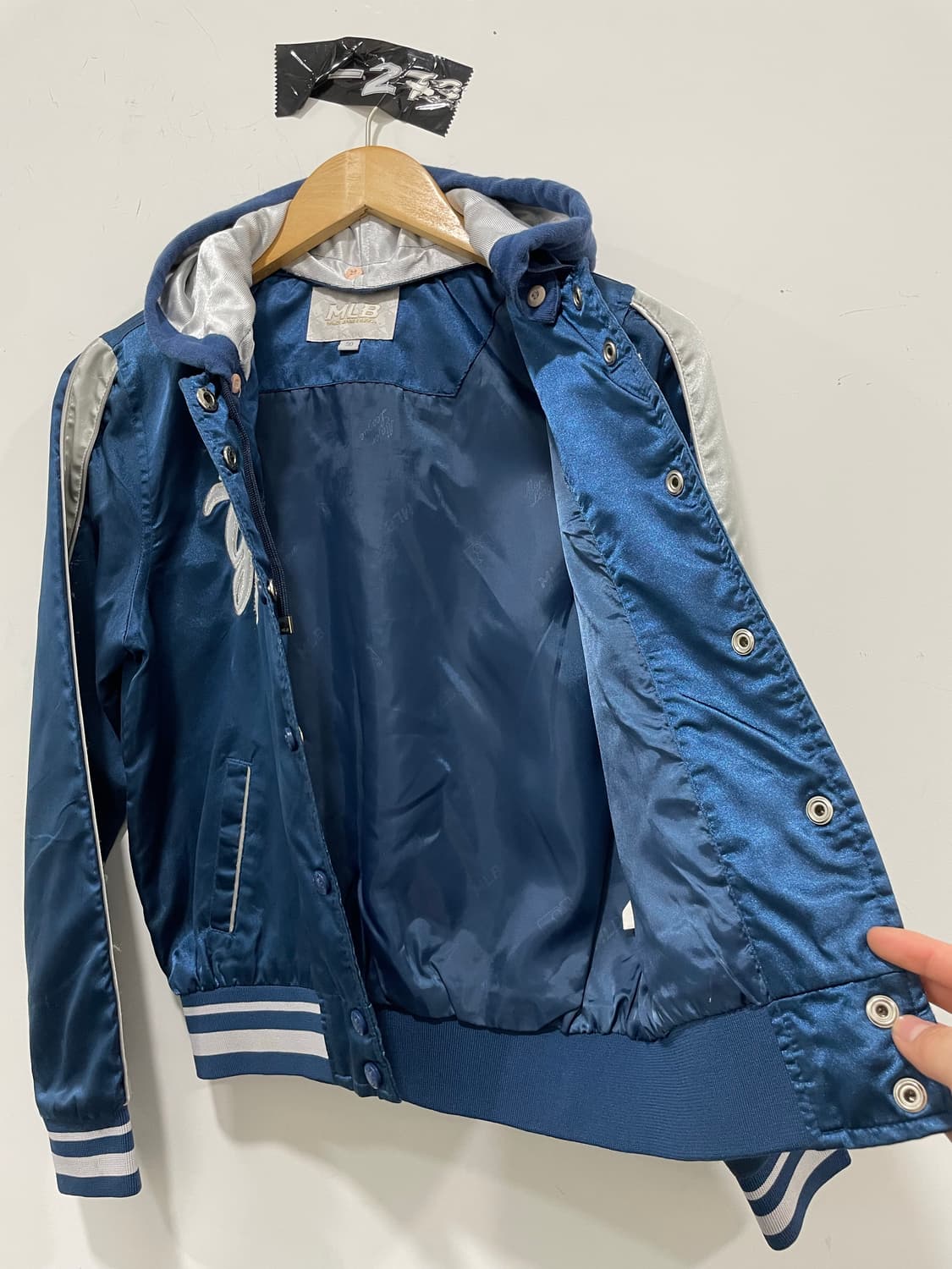 MLB 뉴욕 양키스 새틴 후드 슬림핏 크롭 바시티자켓 상품이미지7