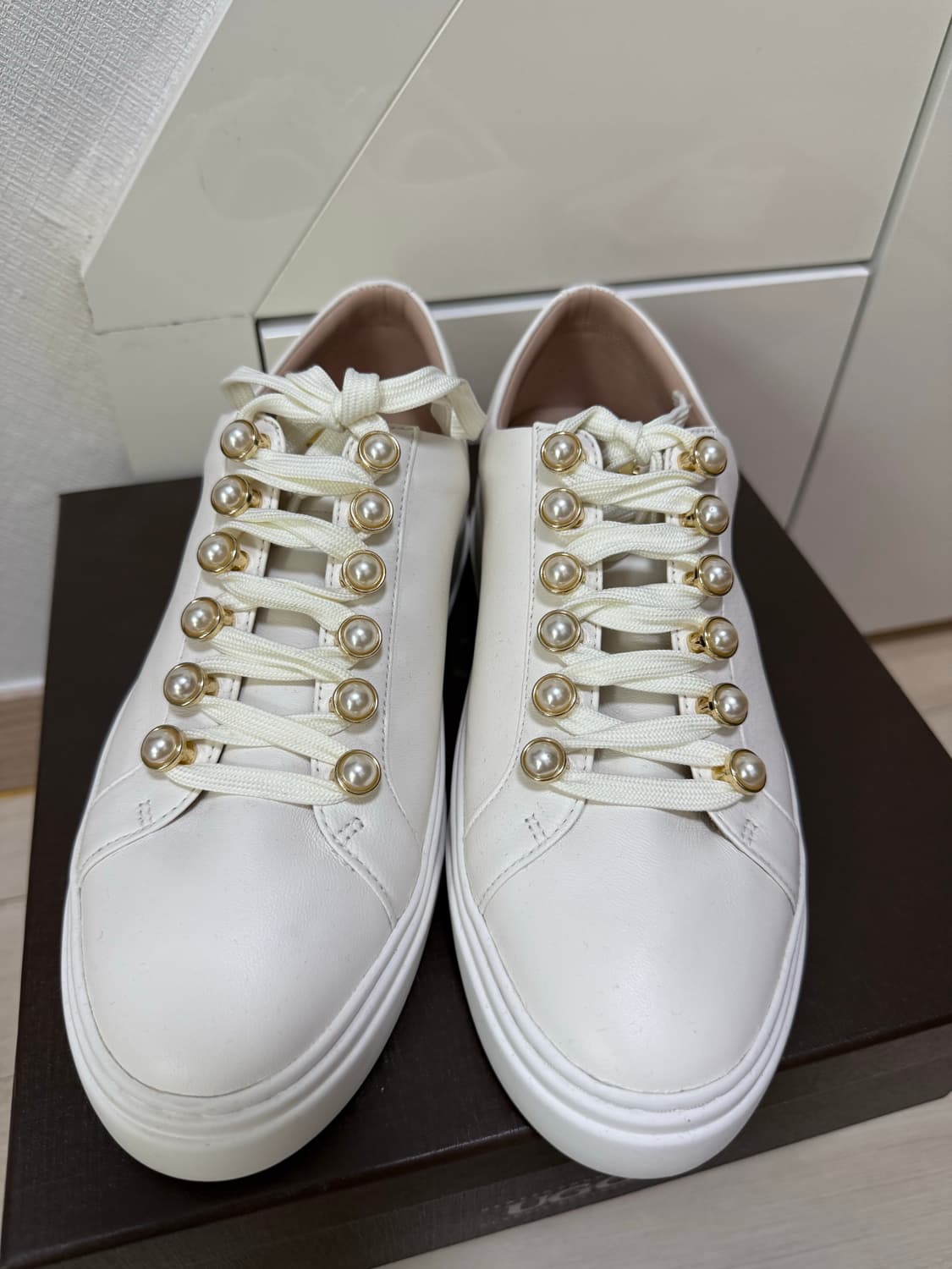 스튜어트 와이츠먼 진주 스니커즈 38사이즈 상품이미지1