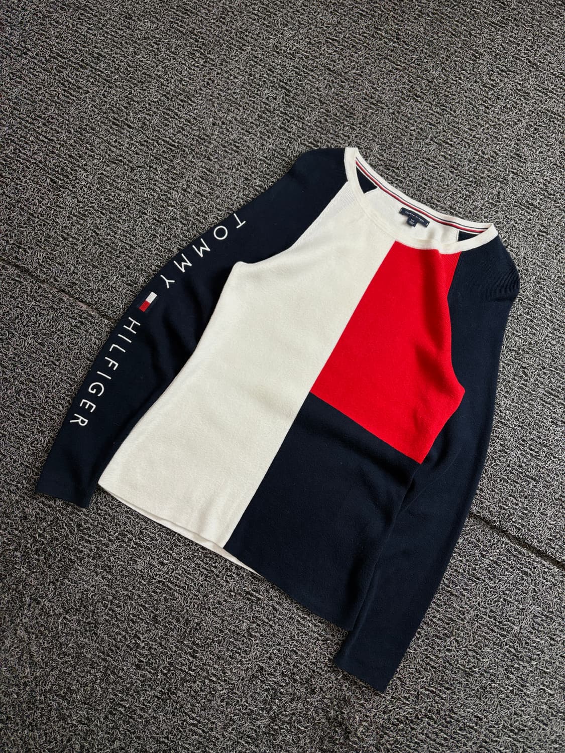 타미힐피거 아카이브 라운드넥 배색 니트 스웨터 2312 상품이미지1