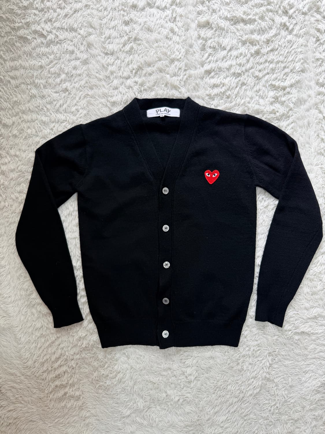 꼼데가르송 플레이 레드 하트 와펜 가디건 (블랙) 상품이미지1