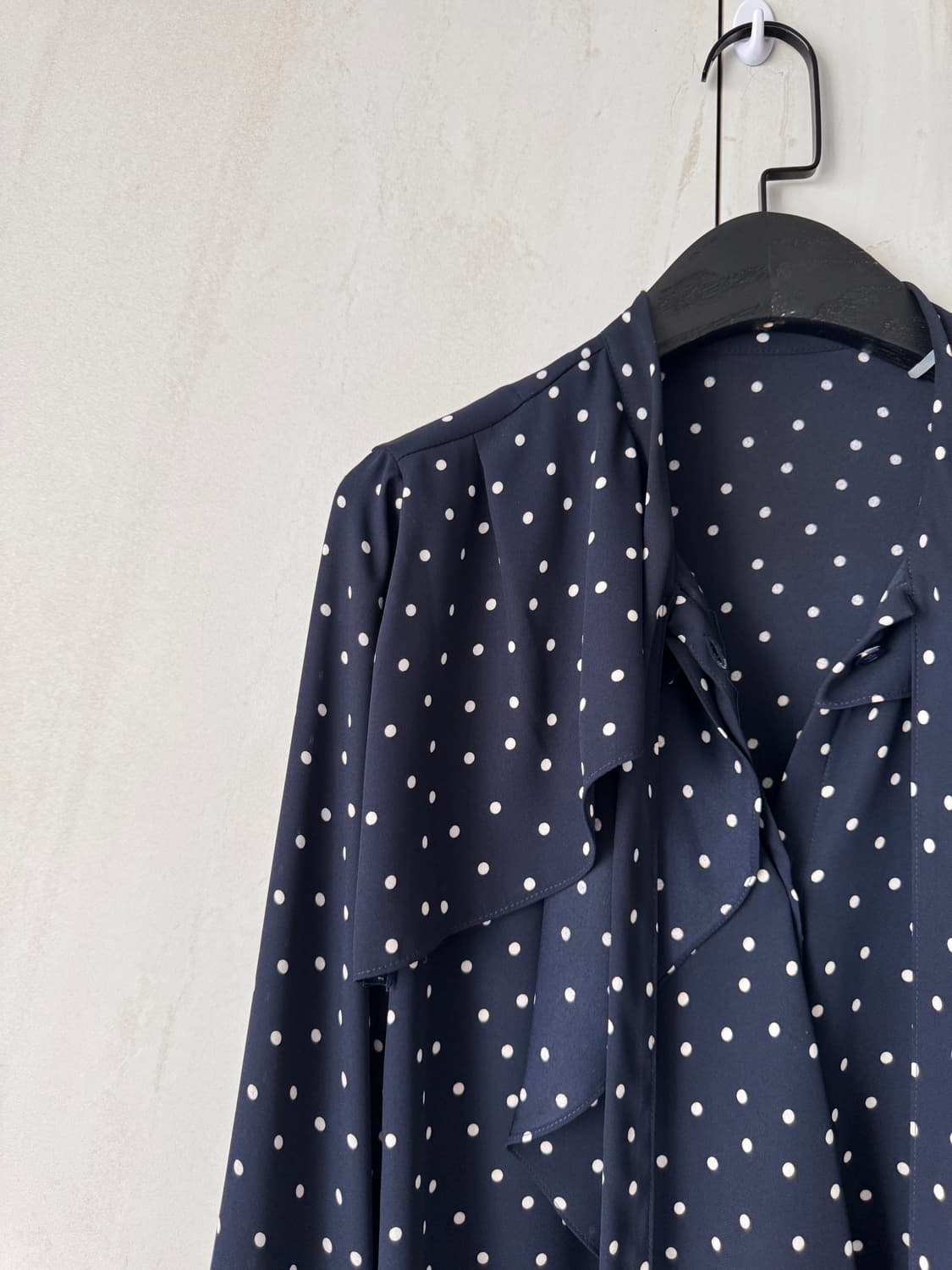 텍있는 새상품 MINE 도트 리본 블라우스 네이비 55사이즈 상품이미지3