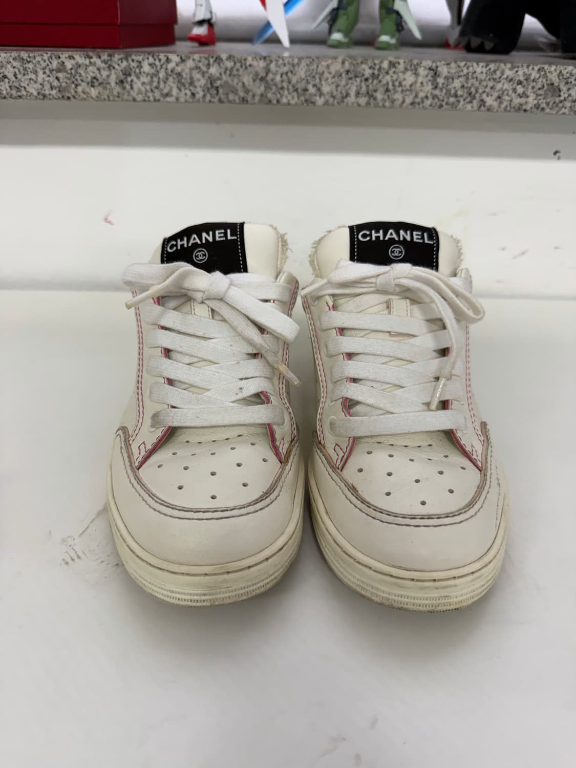 정품) 샤넬 화이트 스티치 백로고 스니커즈 36 상품이미지1