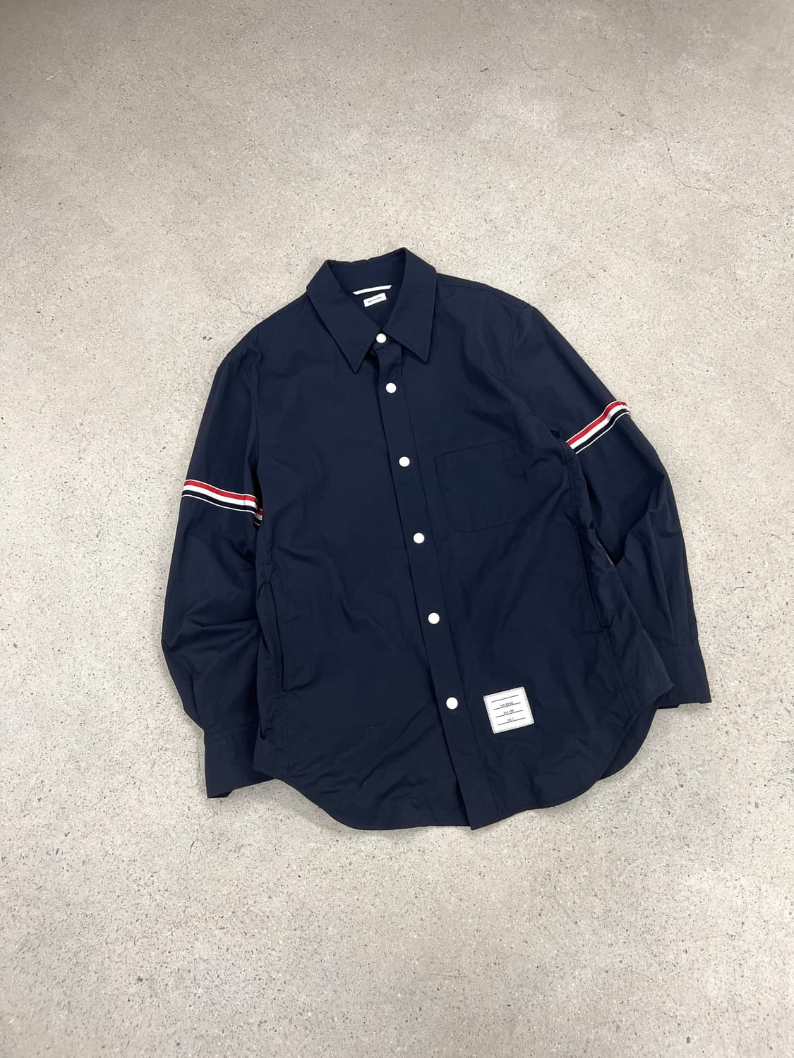 톰브라운 네이비 암밴드 셔츠 자켓 상품이미지3