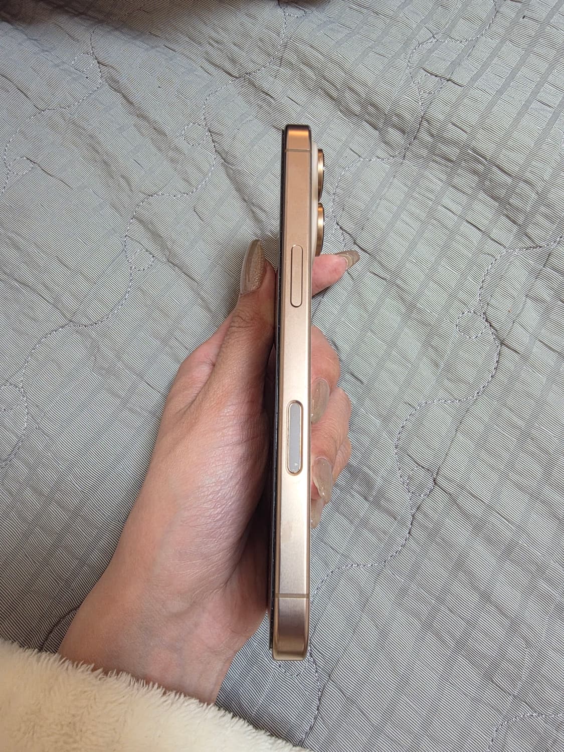 아이폰16프로 골드 상품이미지4