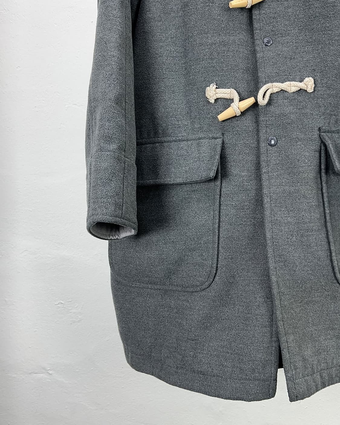 빔즈 차콜 그레이 멜튼 토글 플랩 포켓 후디 롱 코트 상품이미지4