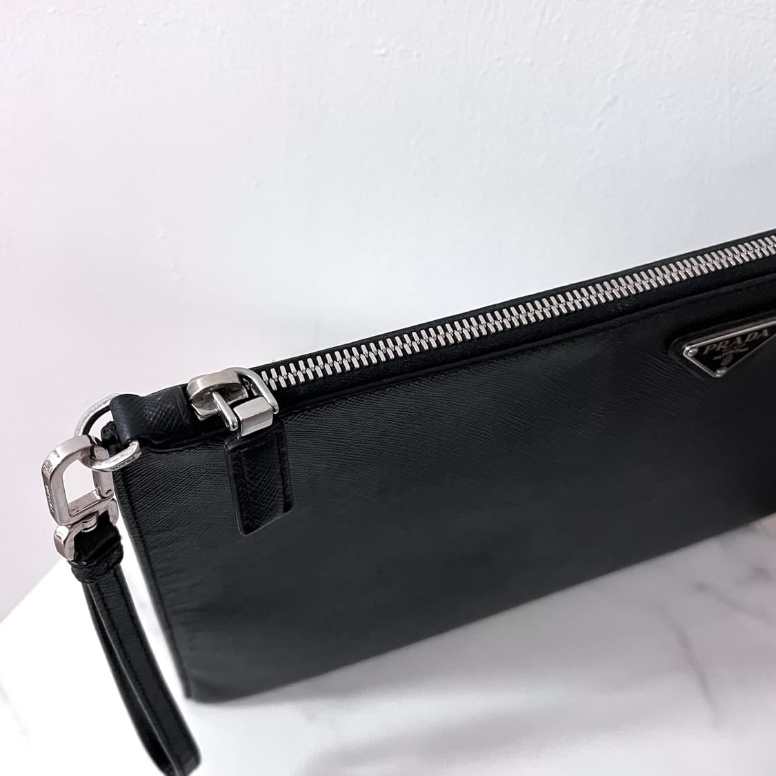 [A급/정품] 프라다 삼각로고 클러치 백 블랙 상품이미지5