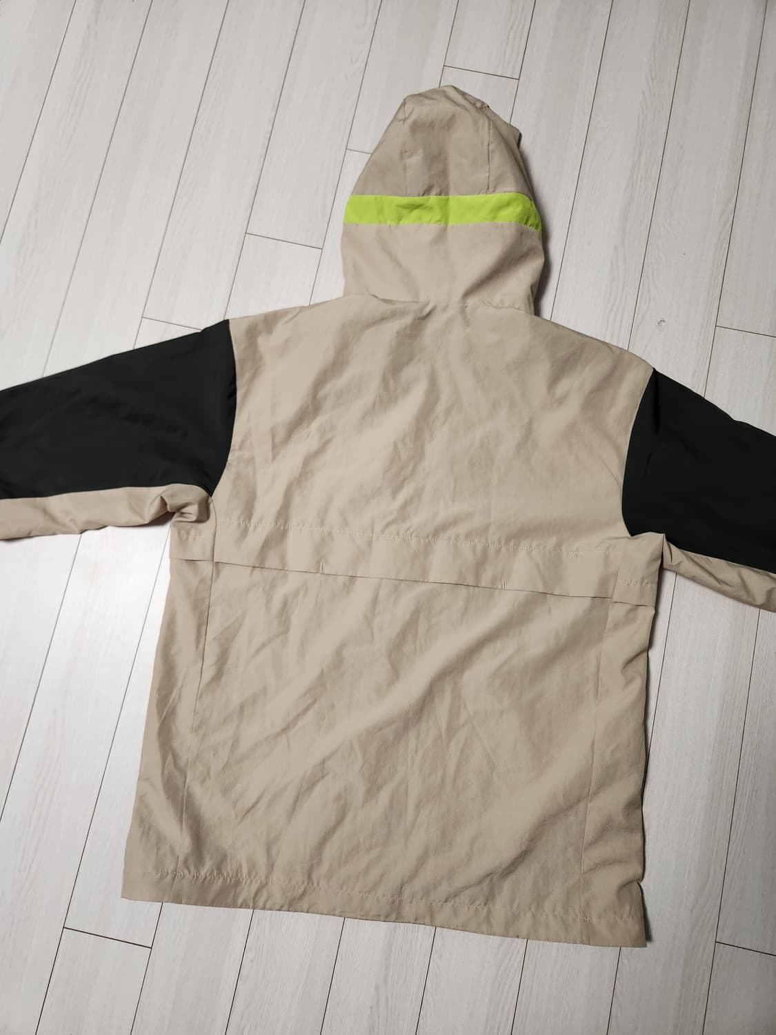 아디다스 W.N.D 러닝 바람막이 사이즈100(L)

옷은 예쁜데 로고  상품이미지3