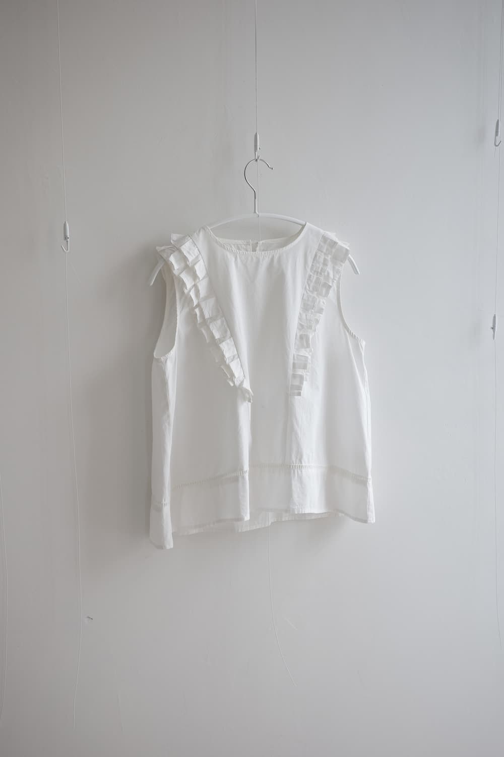 White pintuck ruffle sleeveless blouse 상품이미지6
