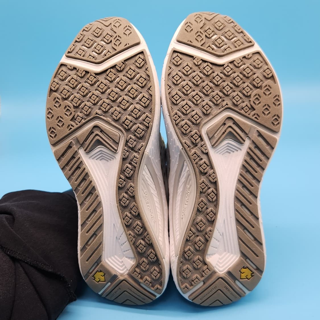 ooo 데상트 블레이즈 뉴라이즈 여성운동화235  상품이미지3