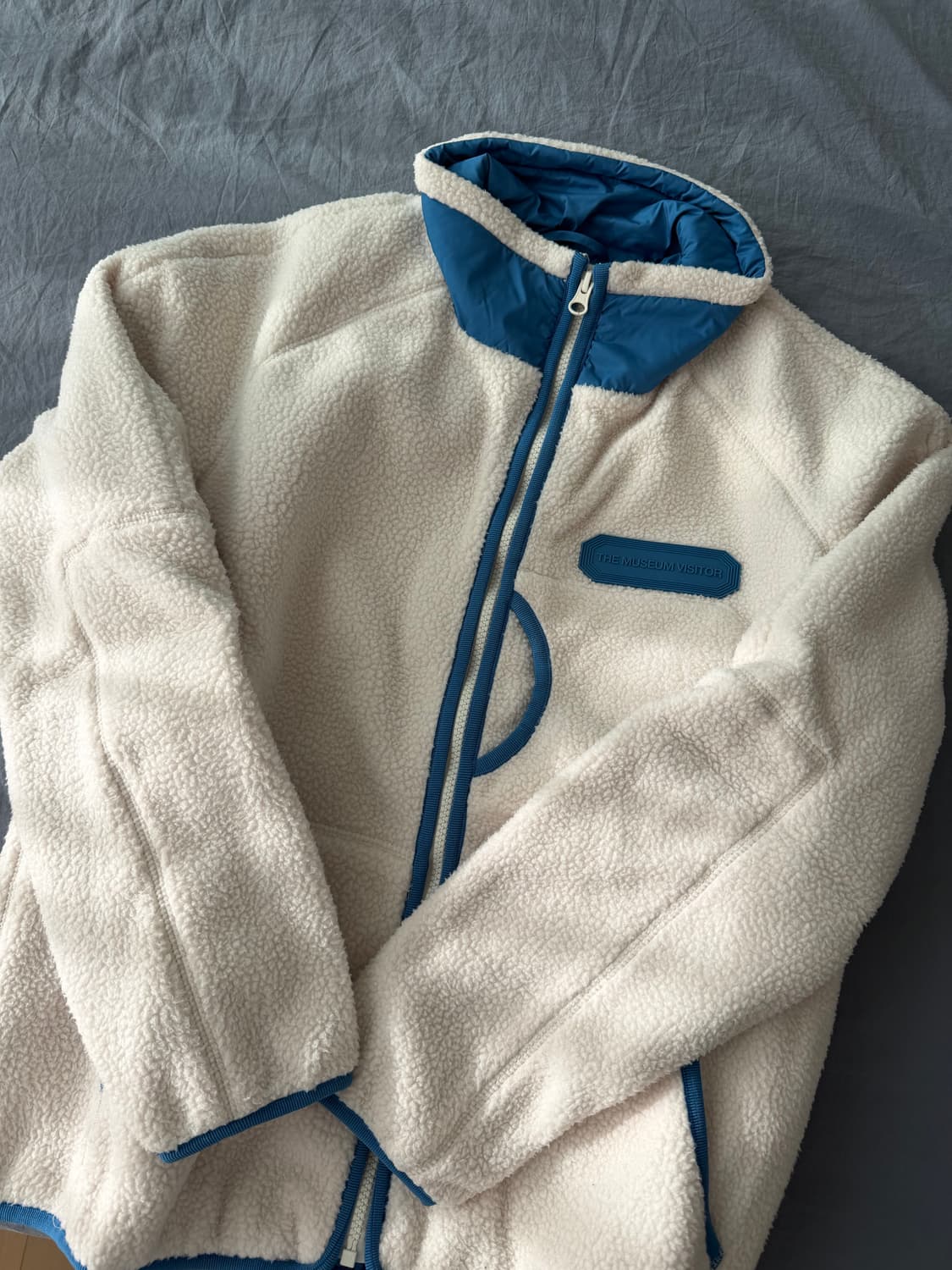 더뮤지엄비지터 후리스 상품이미지1