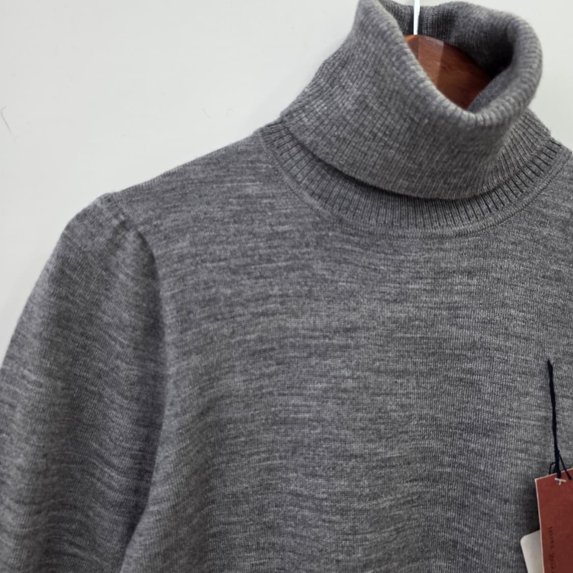 울혼방 그레이 터틀넥 퍼프 반팔 니트 상품이미지4