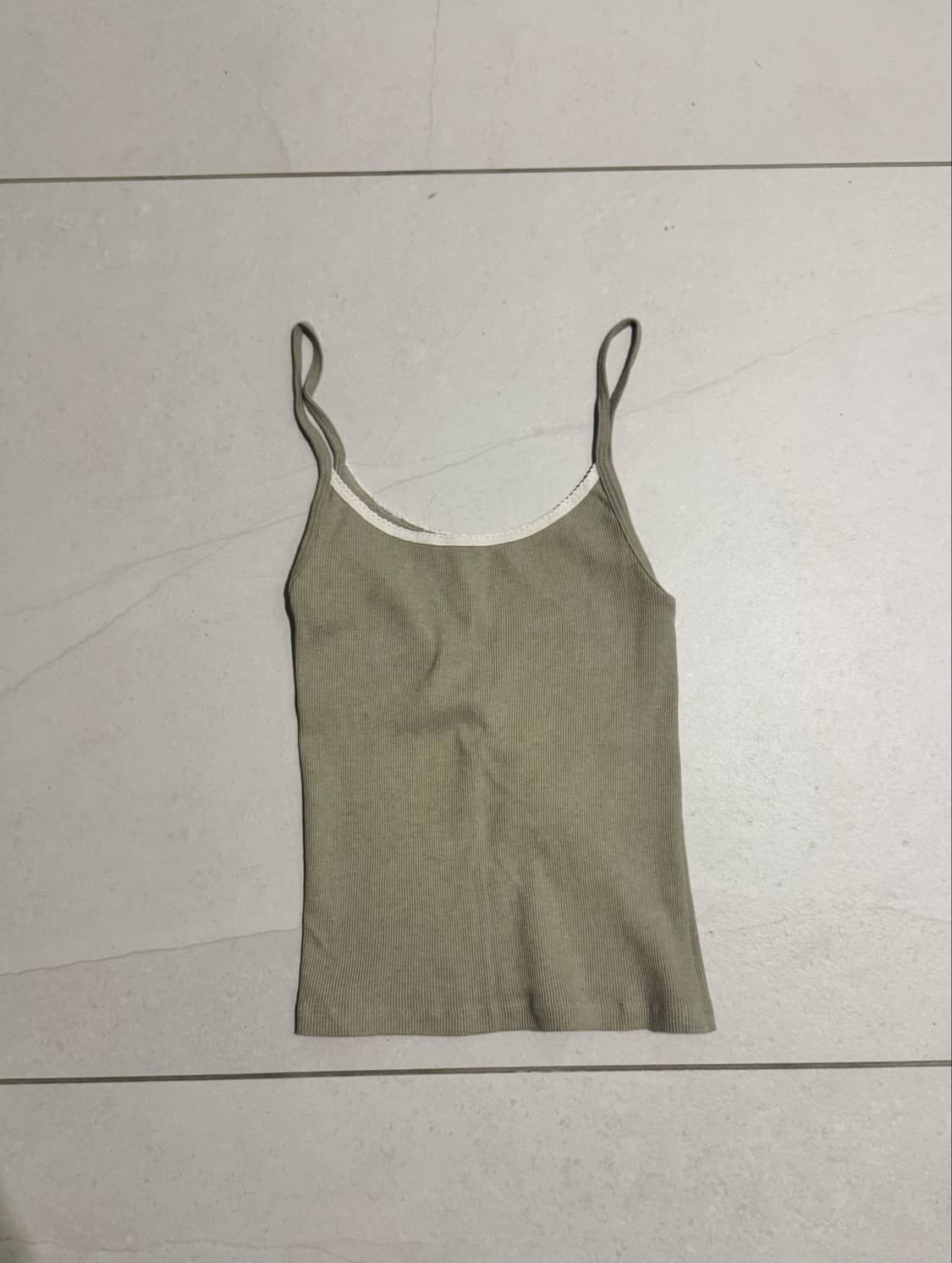 Brandy Melville 올리브 나시 상품이미지1