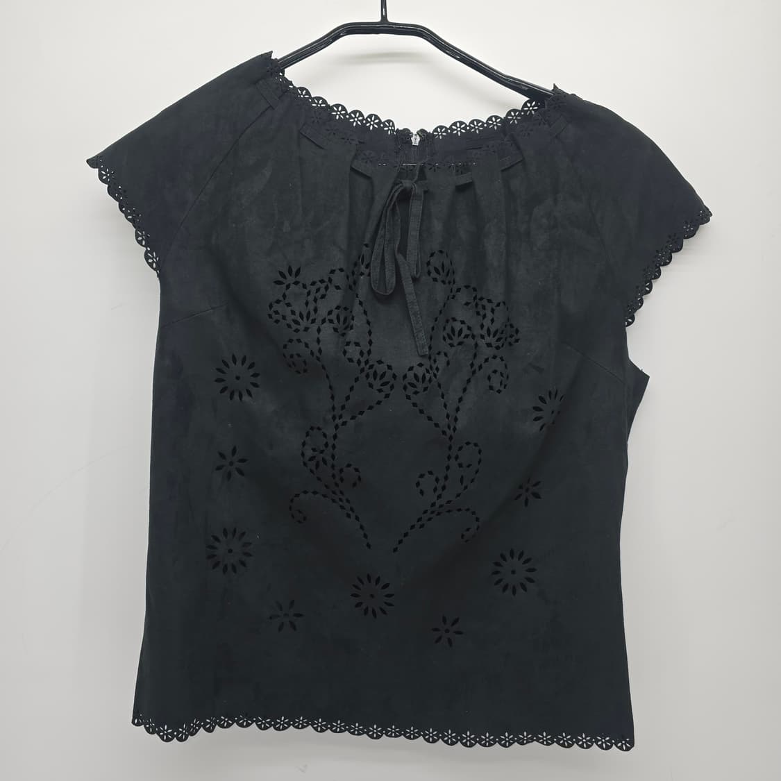 레이저 컷 플라워 디테일 블랙 블라우스 상품이미지1