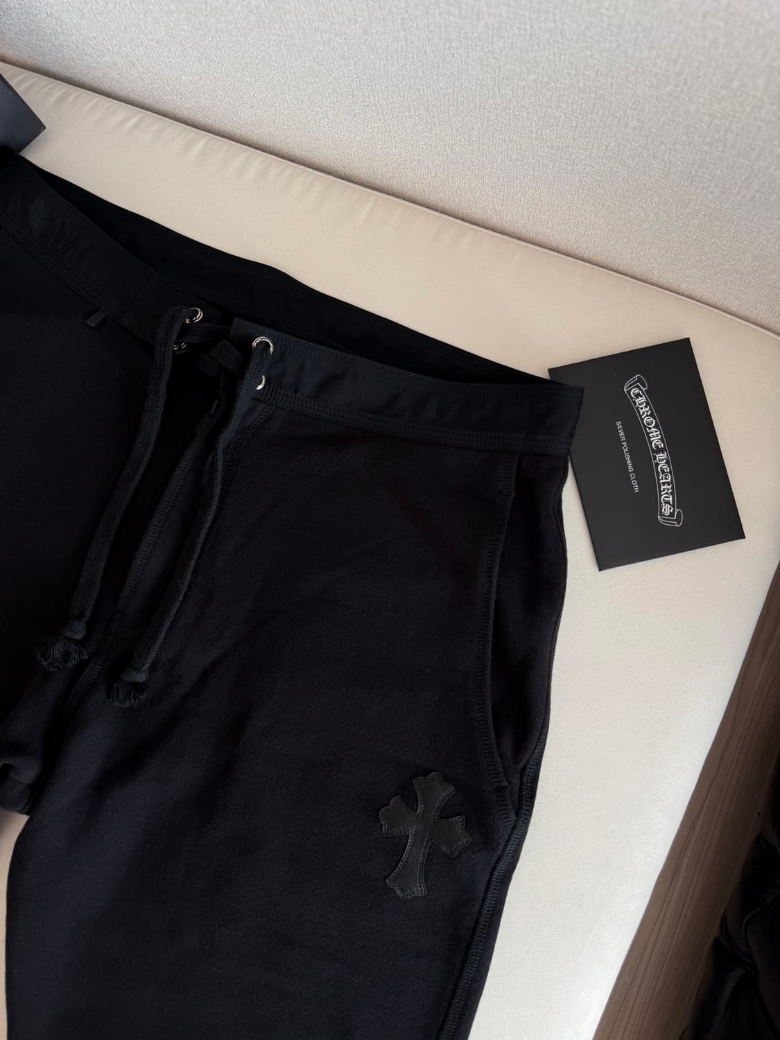 크롬하츠 크로스 레더 패치 스웨트쇼츠 블랙 상품이미지5