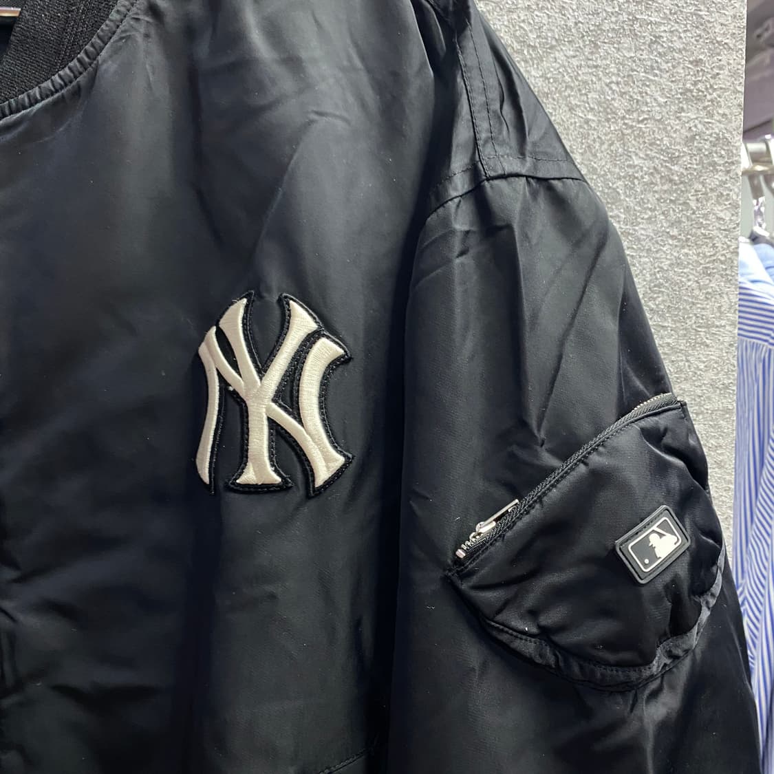 MLB 베이직 미디움로고 블랙 패디드 베이스볼 점퍼 B3896 상품이미지3