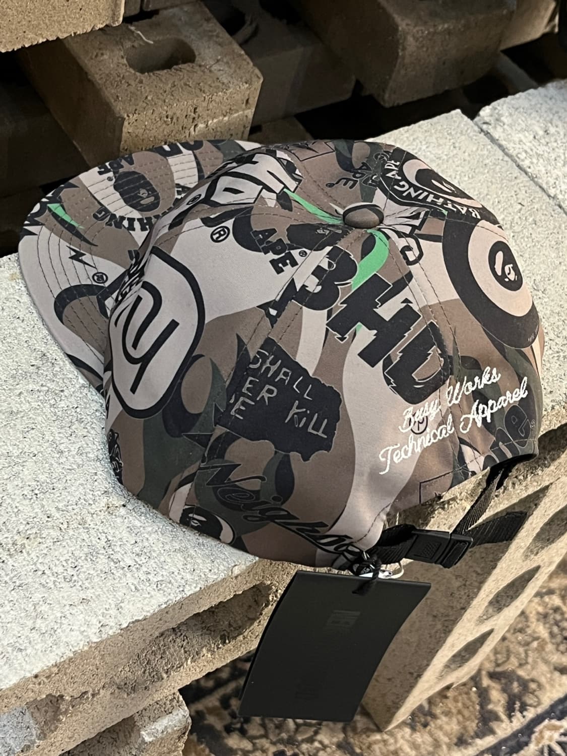 베이프 x 네이버후드 그래픽 스냅백 캡 상품이미지7