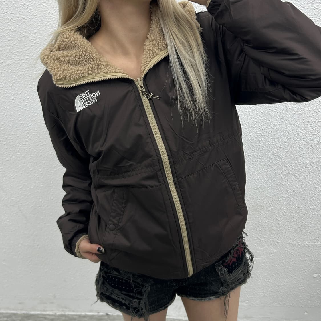 노스페이스 로고 베이지 뽀글이 리버시블 후드집업 상품이미지2