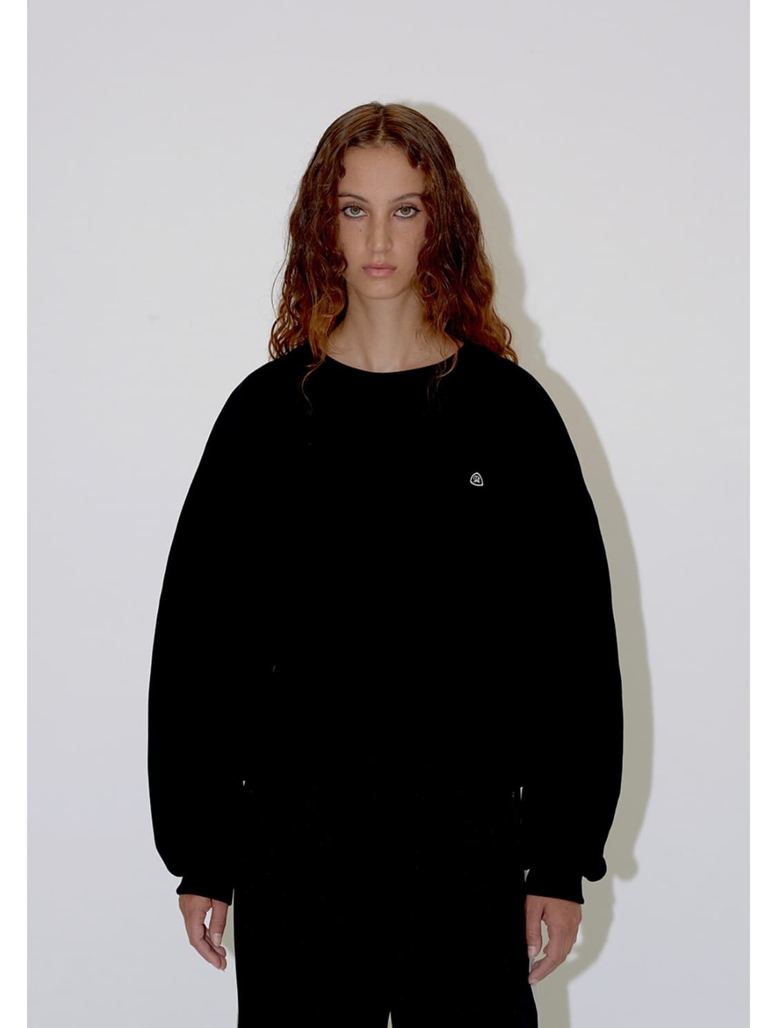 다이애그널 슬리브 실루엣 볼륨 티 블랙 상품이미지4