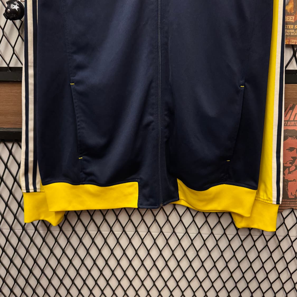 00s 아디다스 미시간 울브스 트랙자켓 전면 로고 포인트 네이비 옐로 상품이미지4