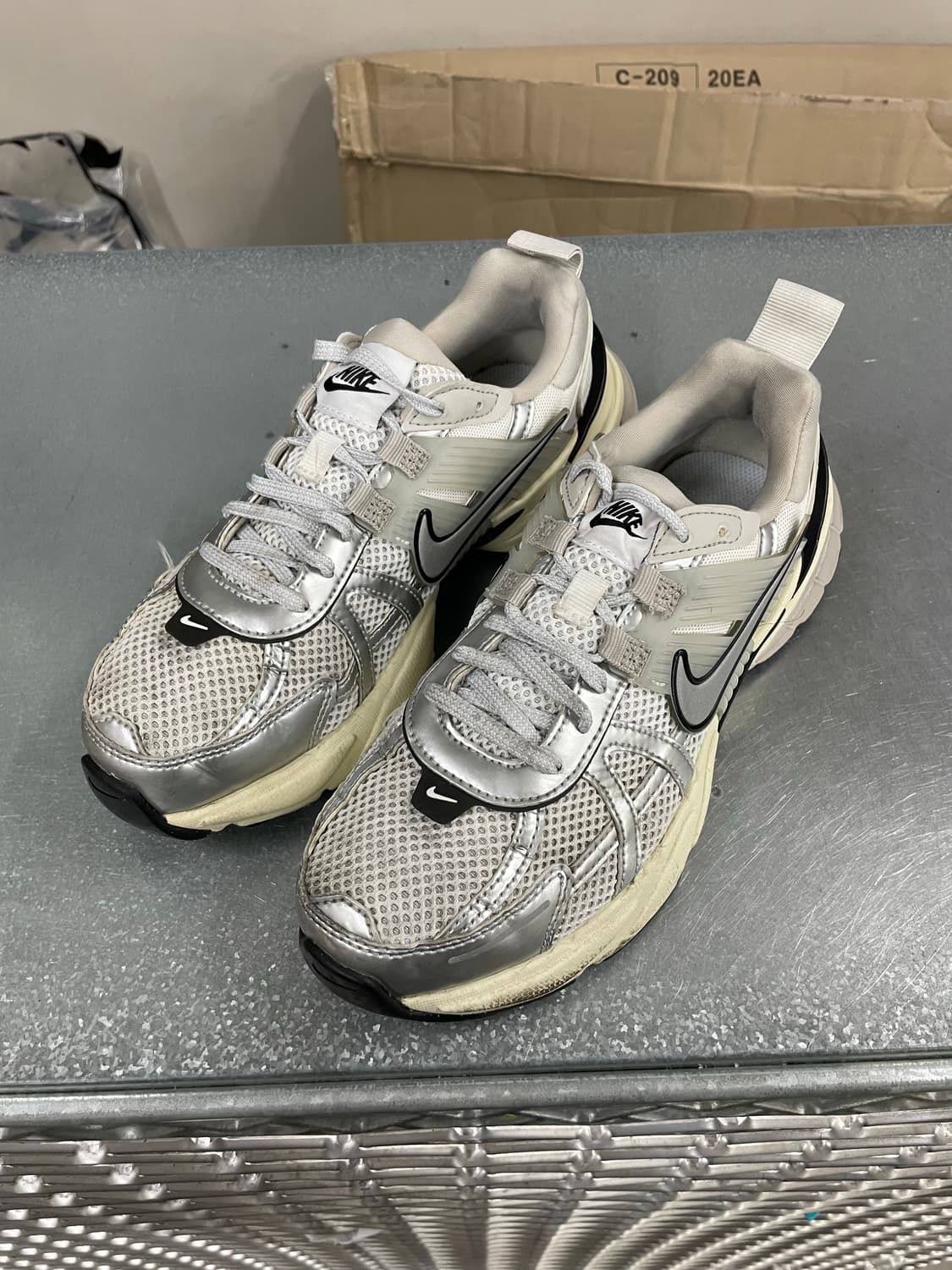 나이키 V2K 런 서밋 화이트 메탈릭 실버 235 상품이미지2