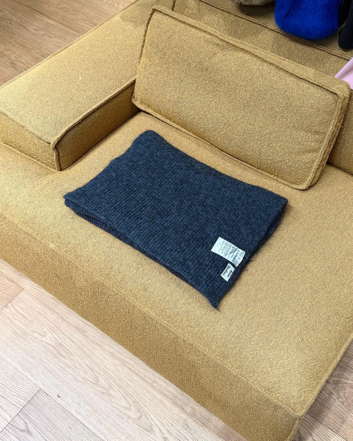 아크네 스튜디오 차콜 모헤어 울 머플러 상품이미지1