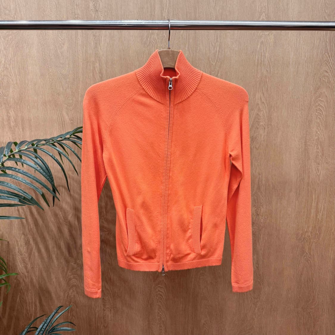 띠어리 하이넥 긴팔 니트 집업 무지 립 넥 디테일 슬림핏 오렌지 상품이미지1