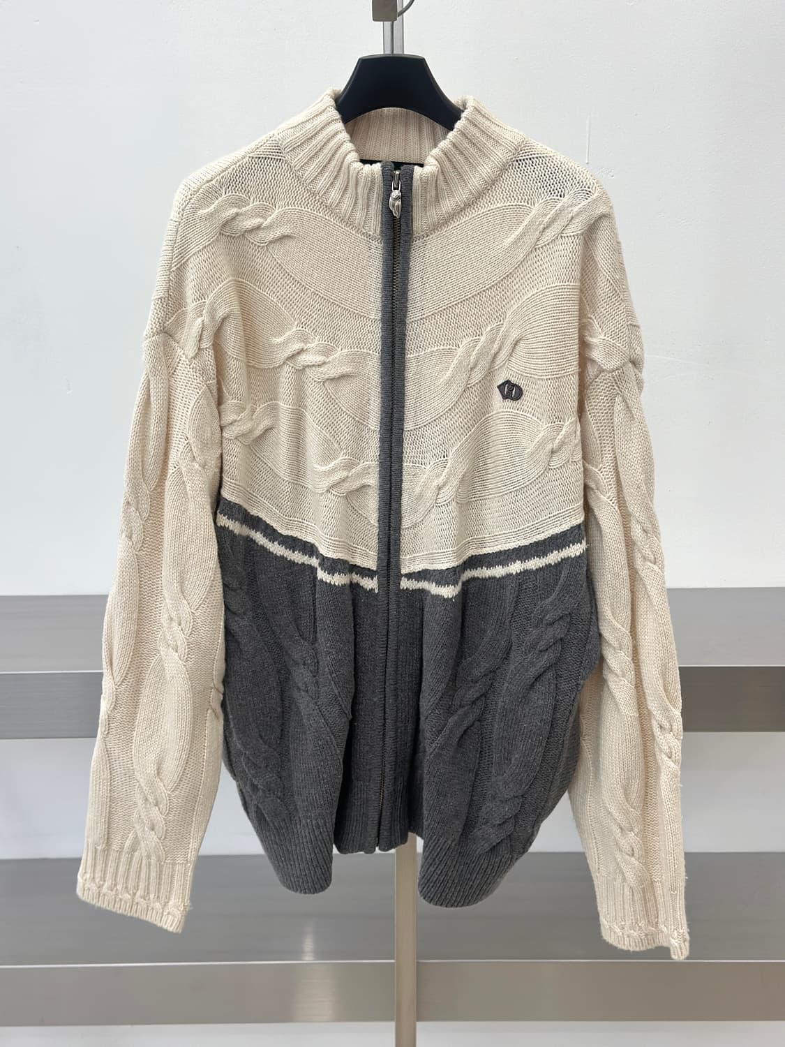 럭키 슈에뜨 25SS 아이보리 배색 케이블 니트집업  상품이미지5