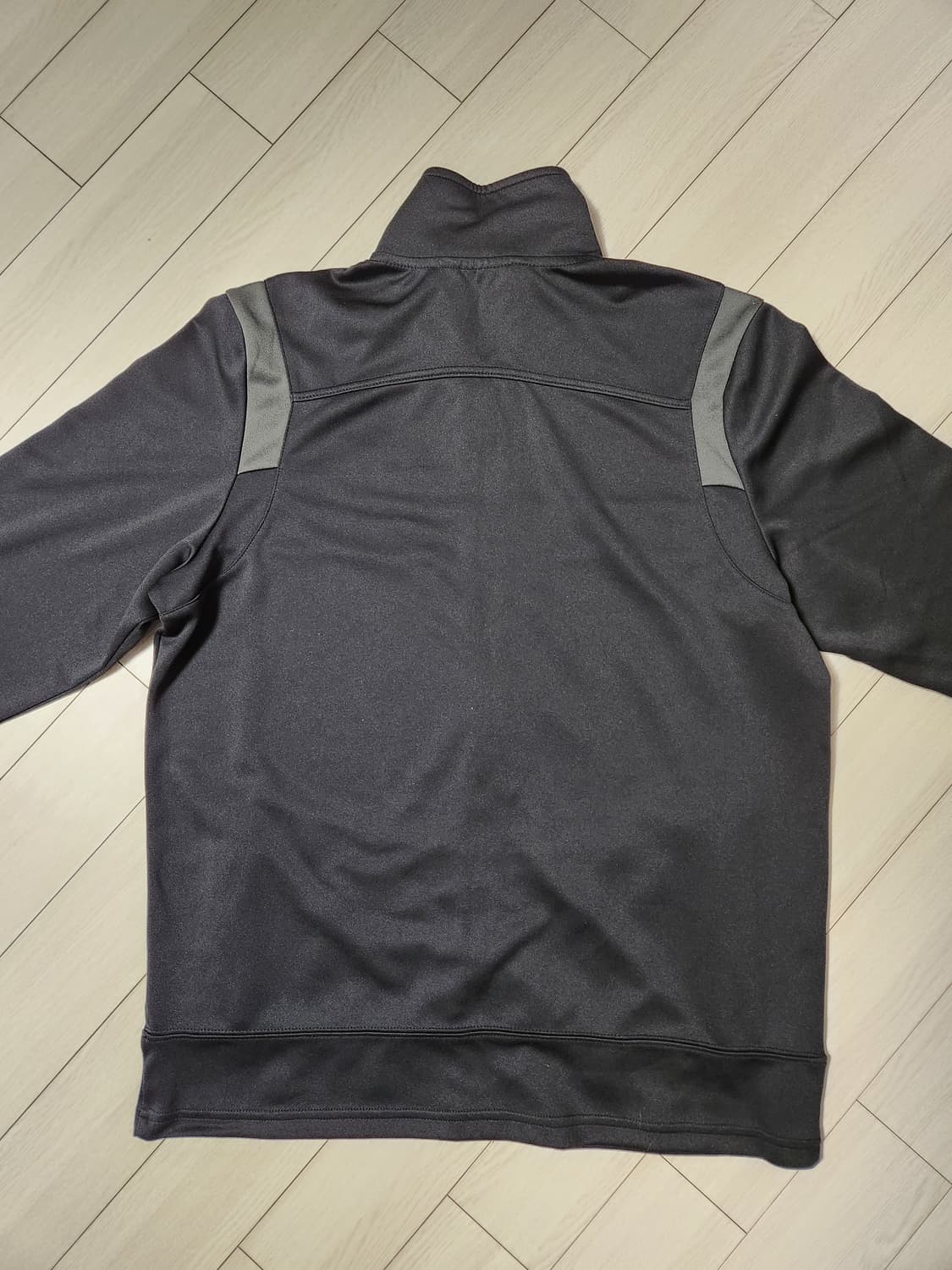 나이키 집업 저지 트랙탑 사이즈105(xl)

지퍼고무 파손(사진참조)
 상품이미지2