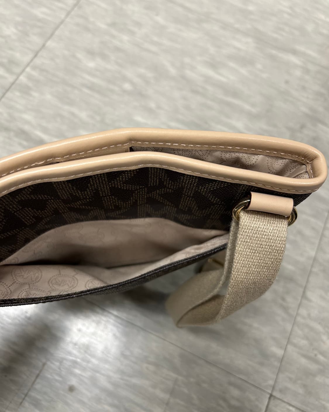 마이클코어스 로고 크로스백 브라운 상품이미지4