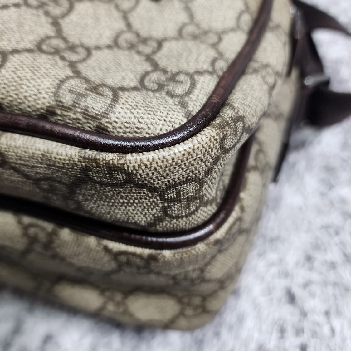 구찌 GG PVC 트리밍 메신저 크로스백 상품이미지8