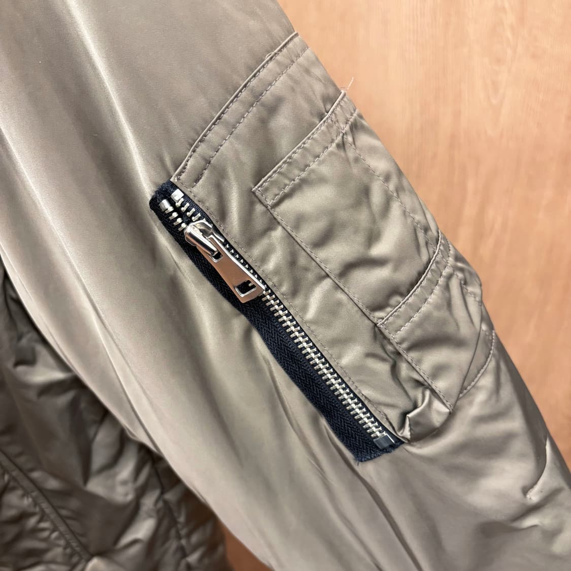 시스템 롱 패딩 자켓 미니멀 밀리터리 투웨이 소매 지퍼 포켓 디테일 카키 상품이미지6