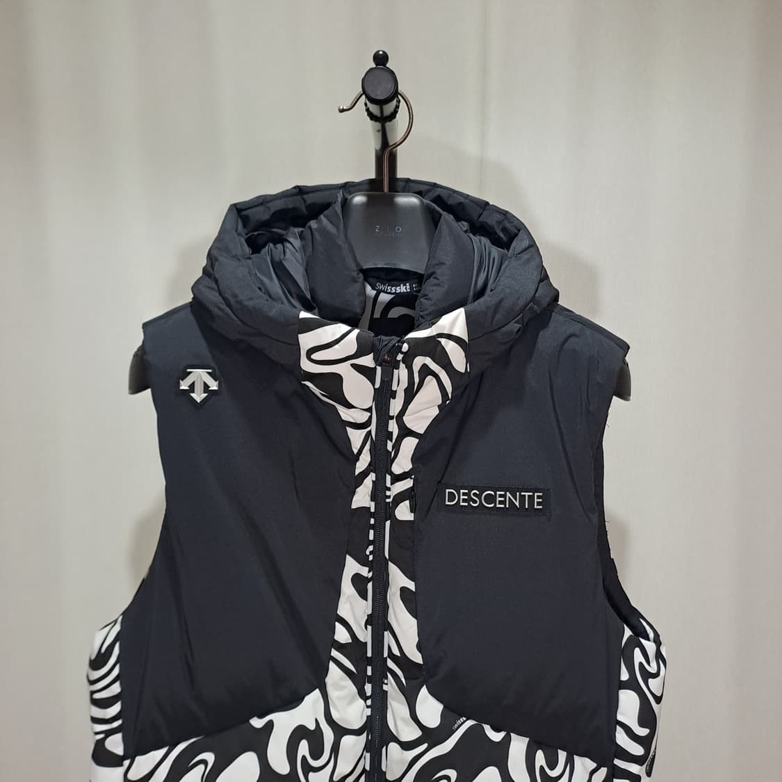(택포) 데상트 23FW 스위스 스키팀 다운 베스트 패턴 100 B110 상품이미지3