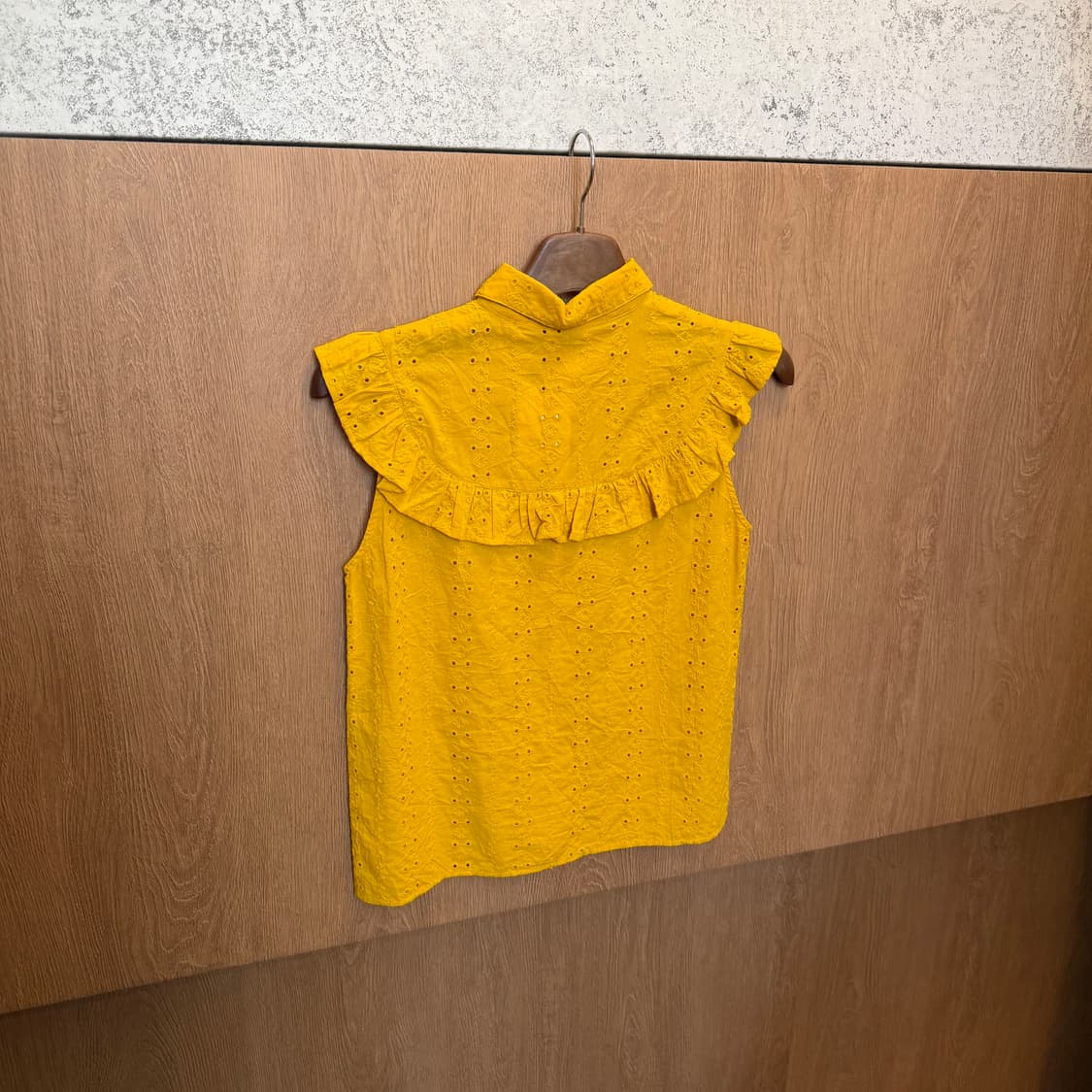 빈티지 슬리브리스 블라우스 아일렛 자수 프릴 요크 디테일 머스타드 상품이미지2