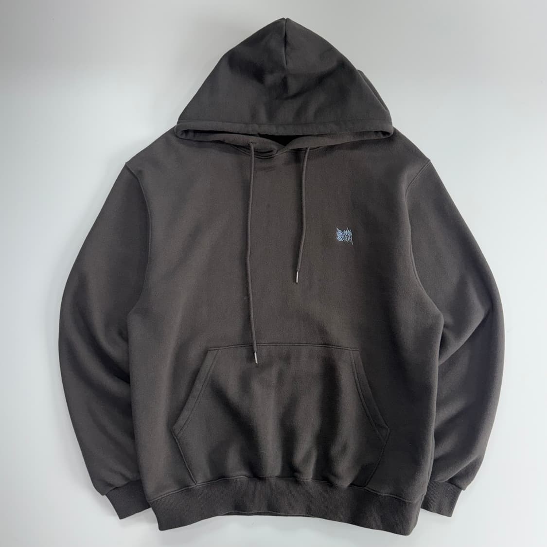 Brown Breath 브라운 프레스 백 포인트 로고 차콜 후드티 상품이미지3