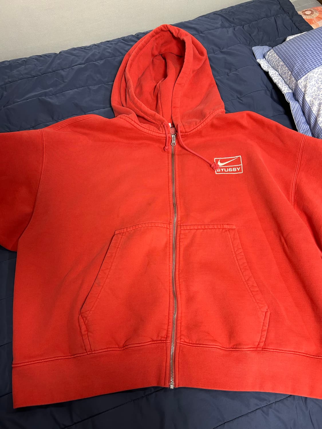 나이키 x 스투시 풀 집 피그먼트 다이드 플리스 후드 하바네로 레드 상품이미지1