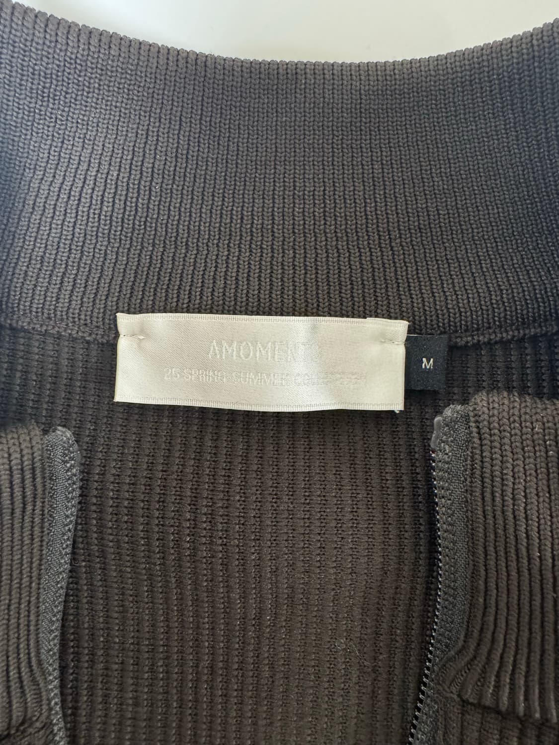 아모멘토 25ss 모크넥 집업 브라운 상품이미지2