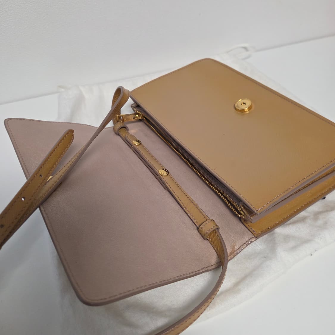 PRADA 프라다 정품 미니 크로스백 유광사피아노 클러치 지갑 폰홀더백 상품이미지5