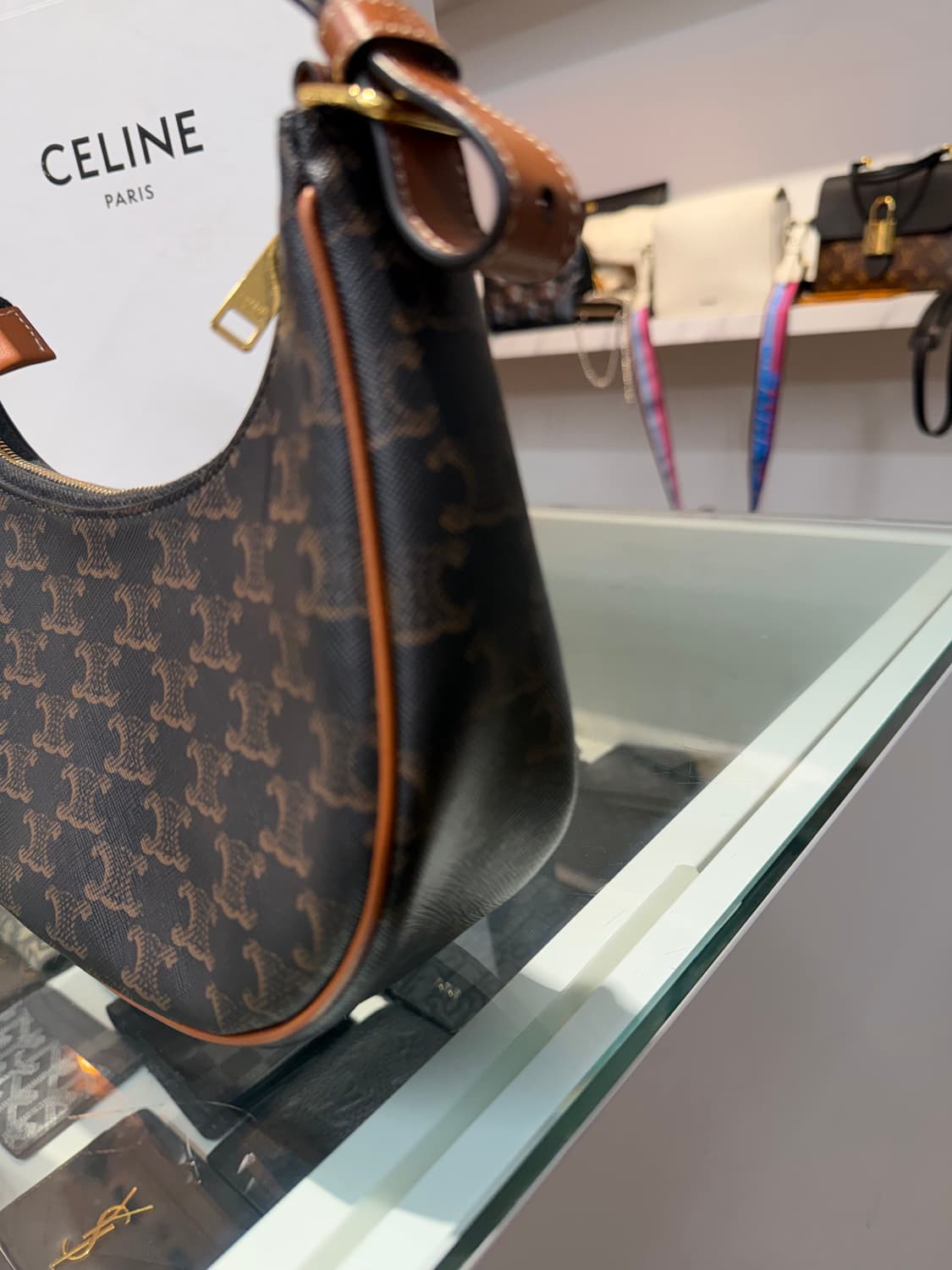 셀린느 아바백 미디움 상품이미지2