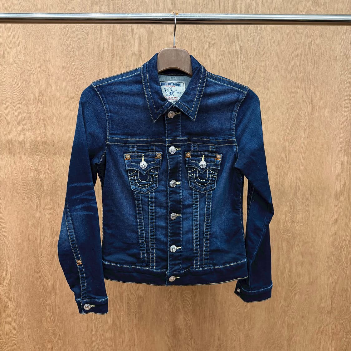트루릴리전 데님 자켓 로고 패치 버튼 스트랩 디테일 슬림핏 블루 상품이미지2