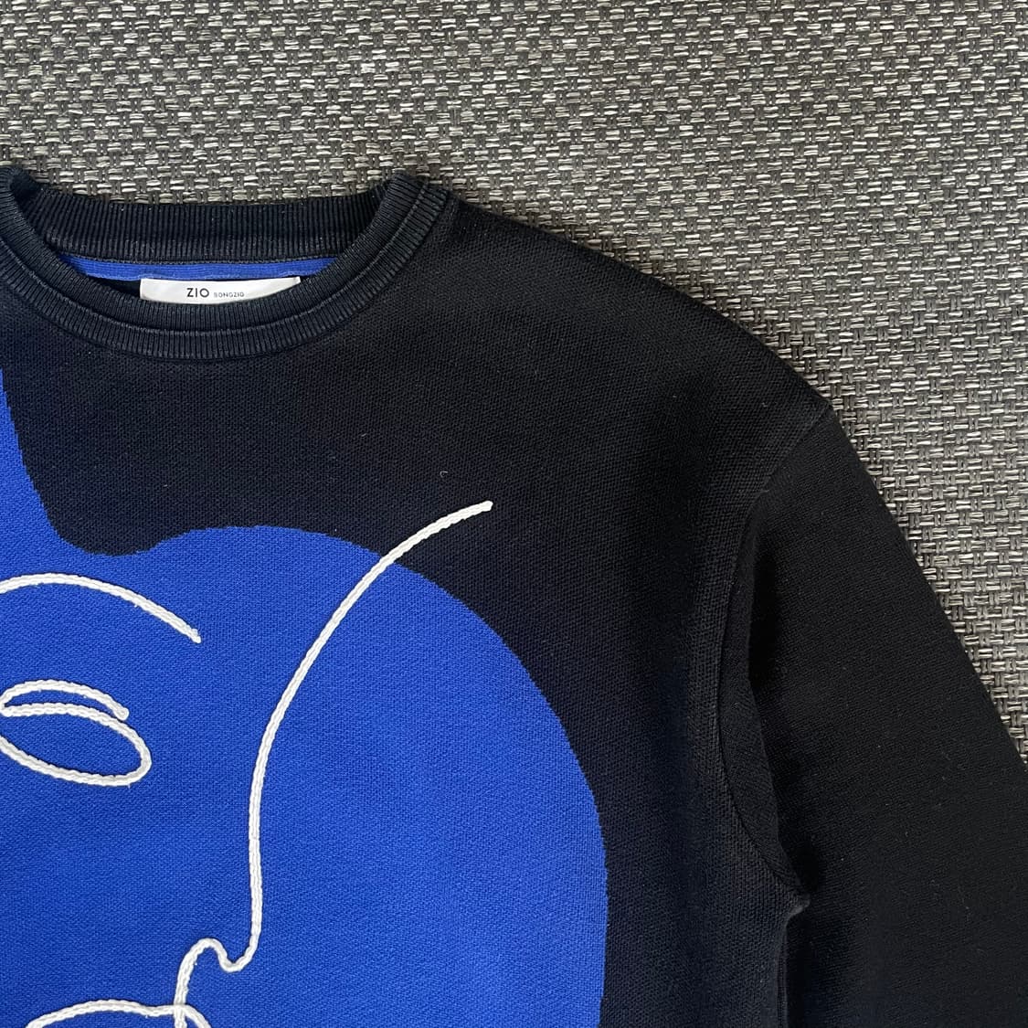 지오송지오 페이스 드로잉 니트 맨투맨 105 상품이미지3