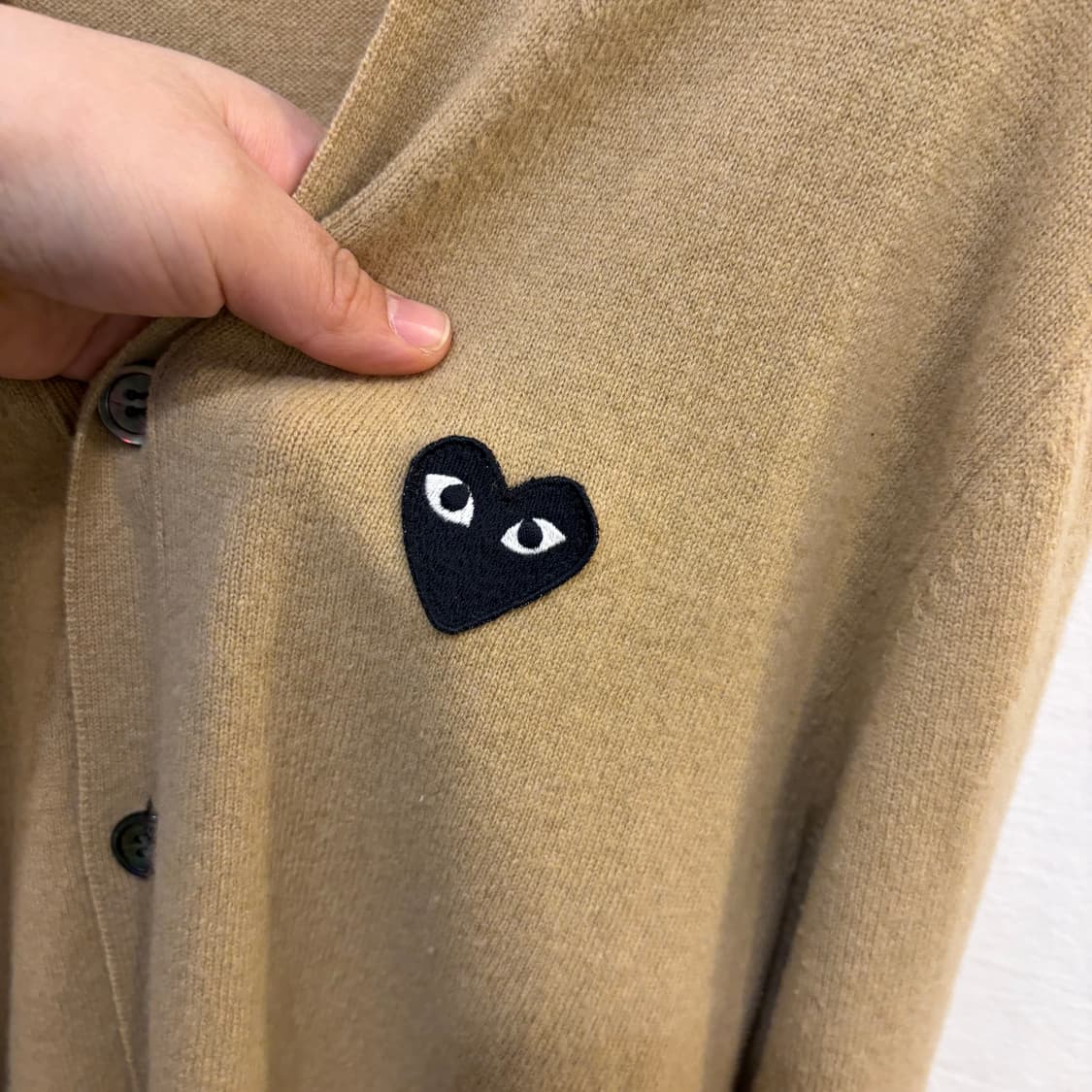 꼼데가르송 플레이 브이넥 블랙와펜 니트 가디건 상품이미지3