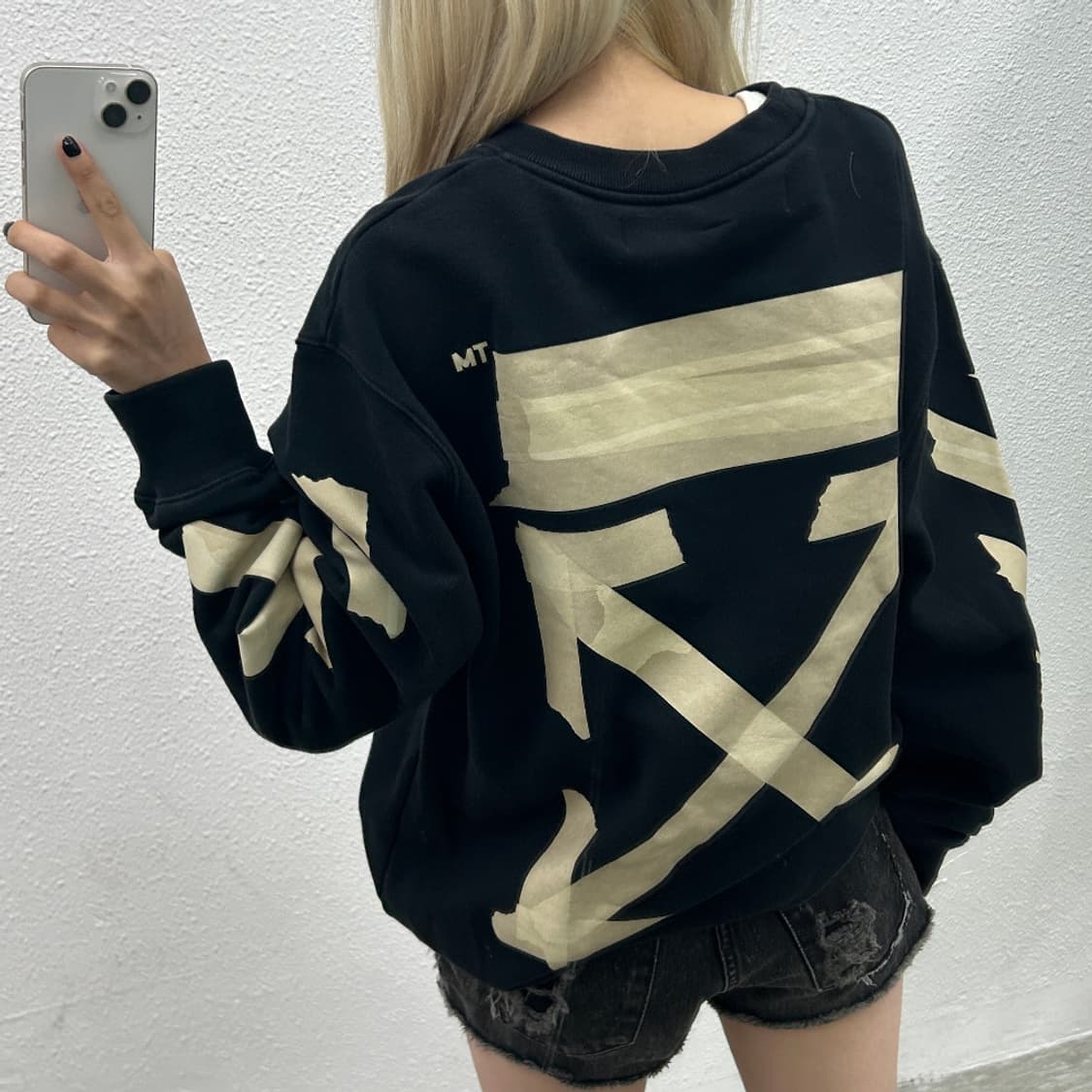 오프화이트 테이프 패치 블랙 맨투맨 상품이미지2