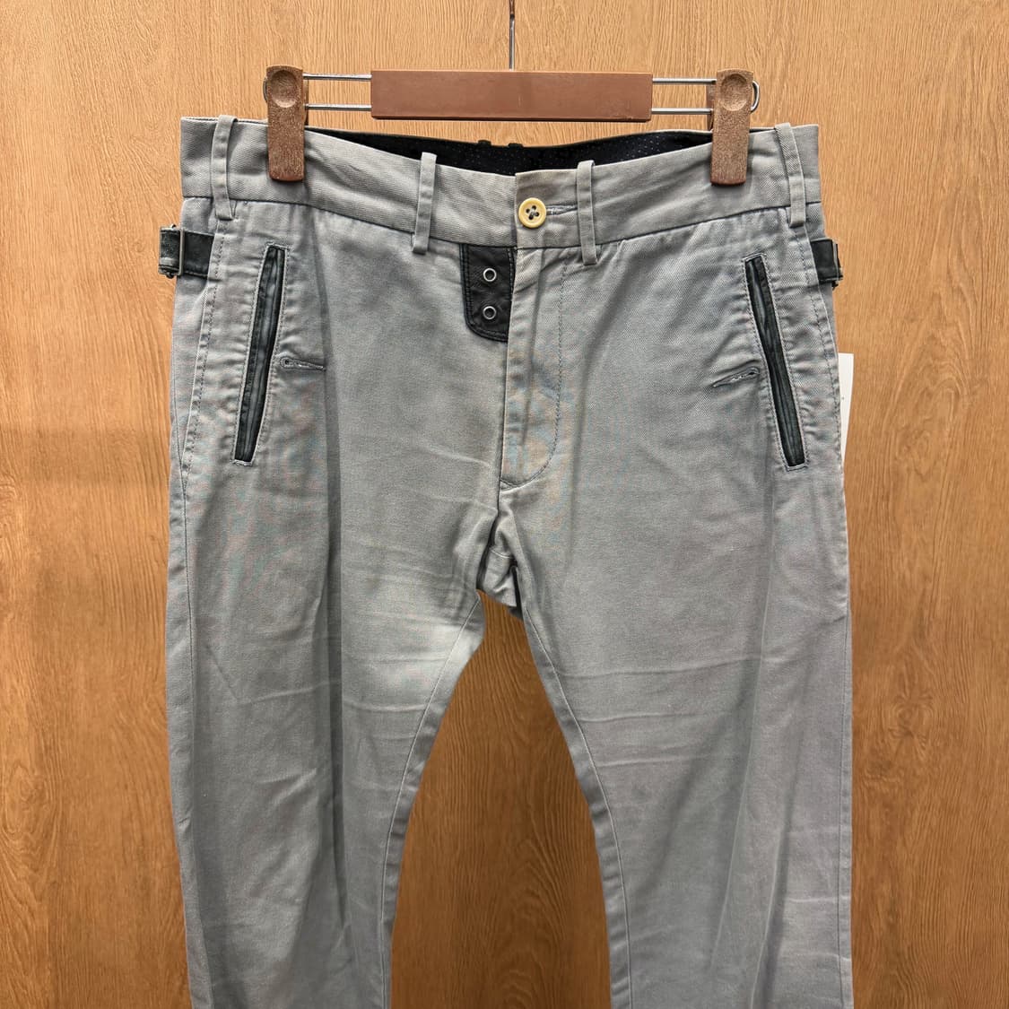 디젤 코튼 팬츠 사이드 레더 스트랩 로고 메탈 장식 스트레이트핏 그레이 상품이미지4