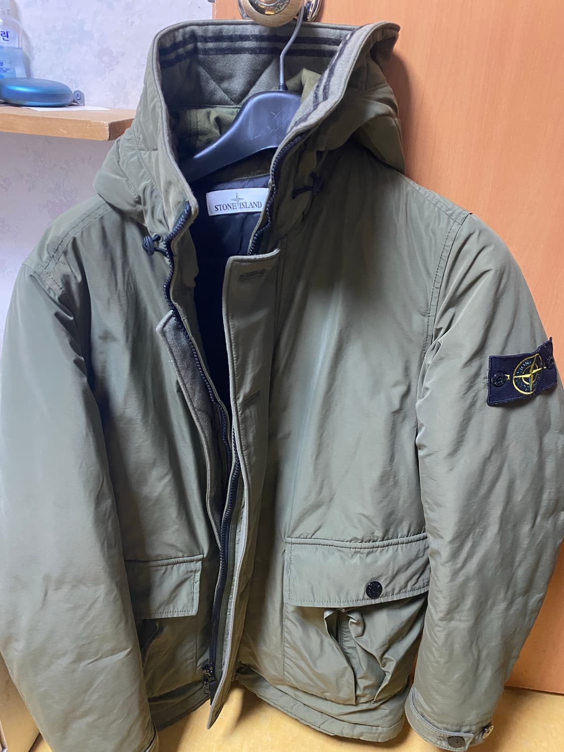 스톤아일랜드 마이크로랩스 와펜 패딩 (올리브그린) 상품이미지2